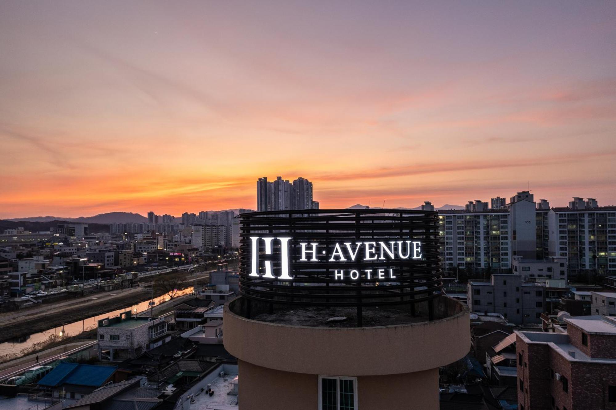 H Avenue Chuncheon Hotel Exterior foto